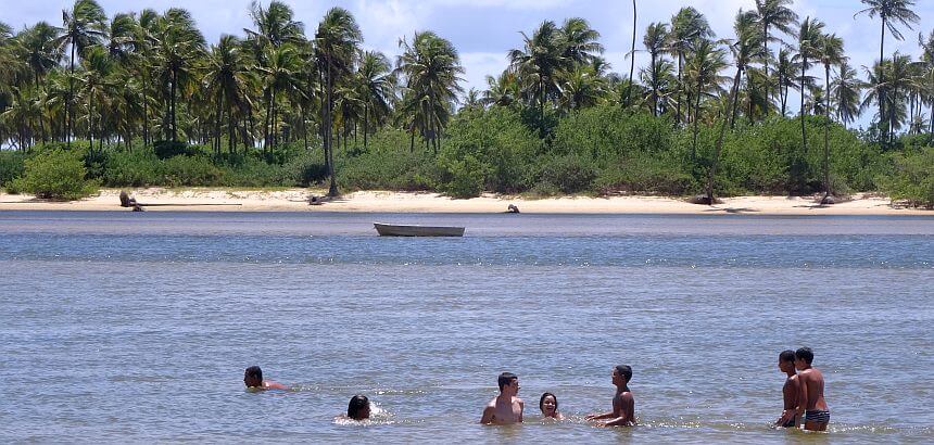 Badespaß in Barra da Jacuipe in Brasilien