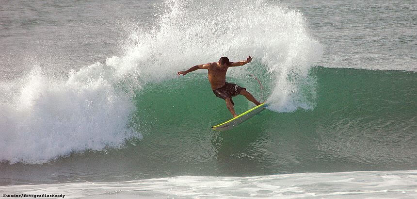 Surfcampleiter Beto Dias in Action