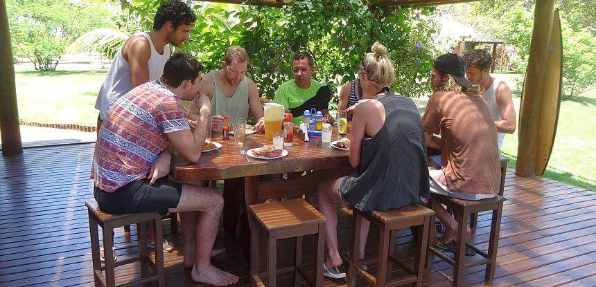 Lunch time im Surfcamp in Brasilien