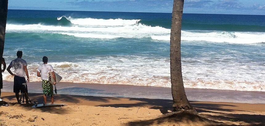 In Brasilien Surfen am Riff vom Privatstrand in Busca Vida