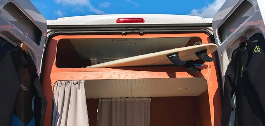 aufteilung innenraum indie campers vw bus mieten mit stauraum für die surfboards