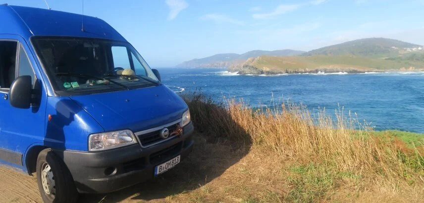 vw bus mieten in galizien freiheit pur mit Blick aus Meer