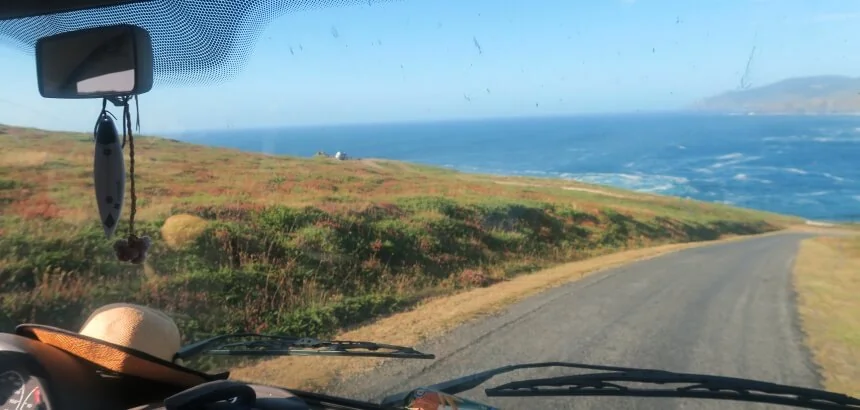 vw bus mieten in galicien mit blick auf den surfspot