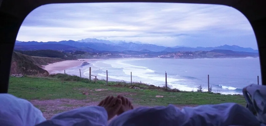 Blieck aus dem gemieteten VW Bus in San Vicente in Nordspanien