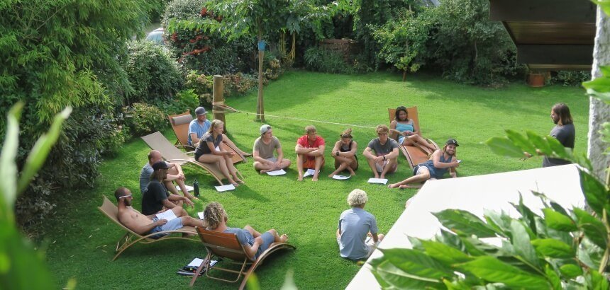 Surf Theorie im Garten der Atlantic Surf Lodge in Vieux-Boucau Surf Theorie im Garten der Atlantic Surf Lodge in Vieux-Boucau