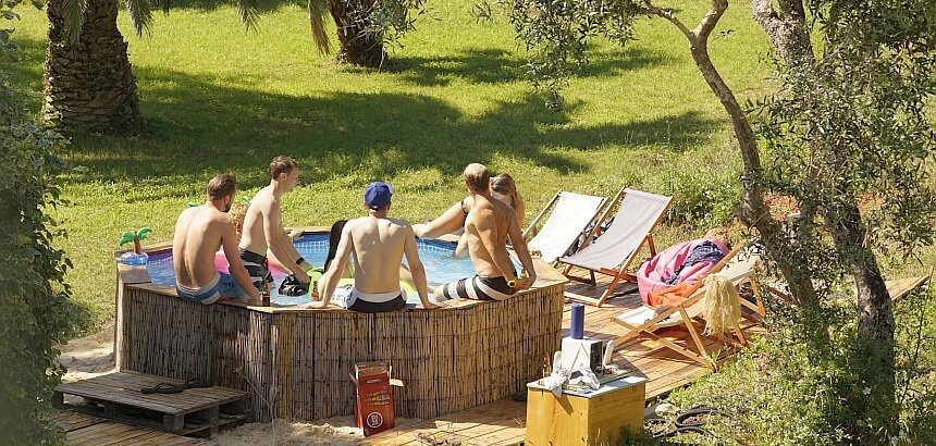 Der Pool vom Janga Surfcamp in Portugal