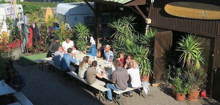 Frühstück und Theorie im Innenhof