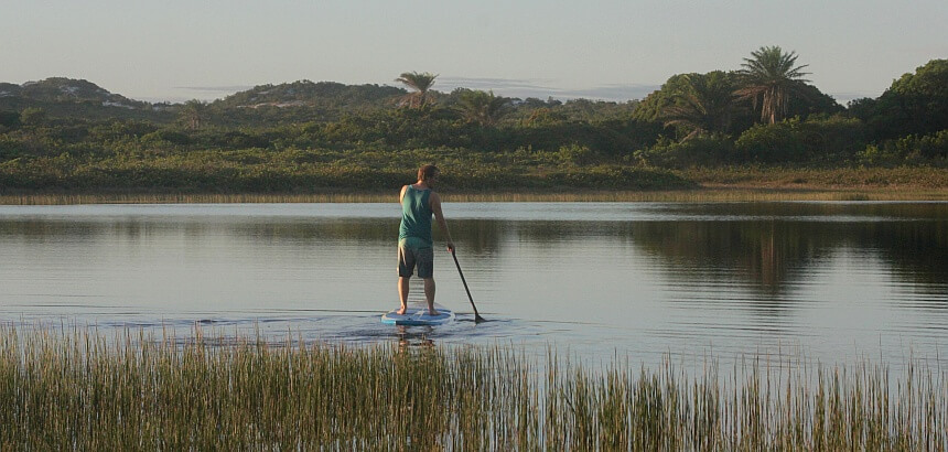 Der Surfnomade beim Stand Up Paddling auf einer Lagune in Brasilien