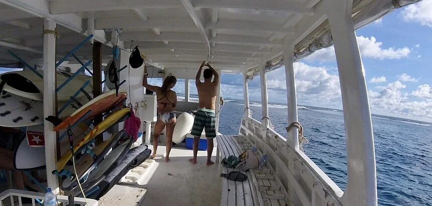 Malediven surfen_Bootstrip mit Surfboard
