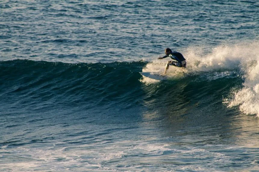 São Miguel_Santa Barbara_surfer São Miguel_Santa Barbara_surfer