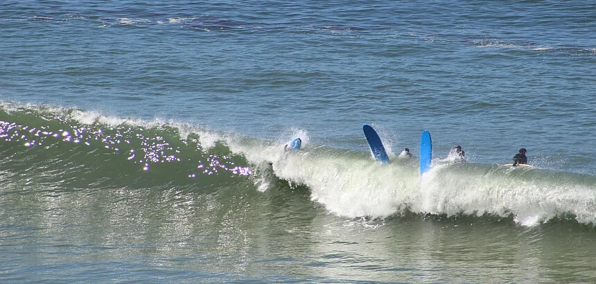 Herumfliegende Softboards im Lineup Herumfliegende Softboards im Lineup