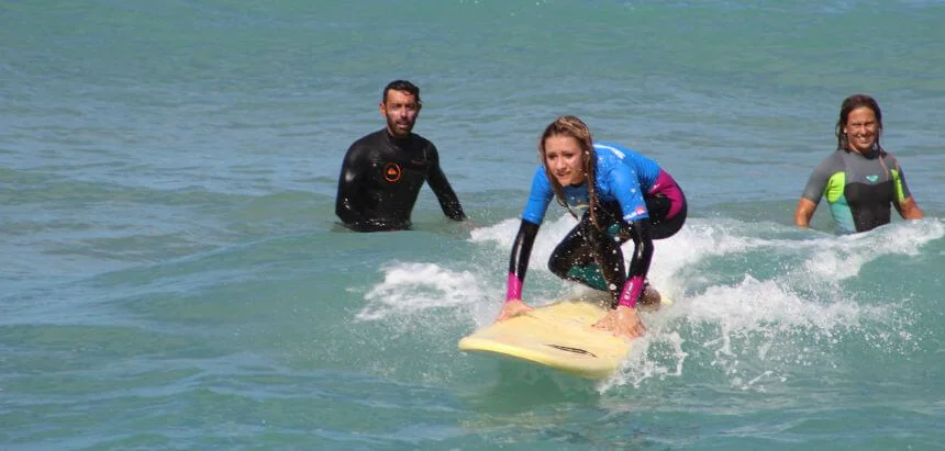 Surflehrer Simone und Chiara bei der Arbeit Surflehrer Simone und Chiara bei der Arbeit