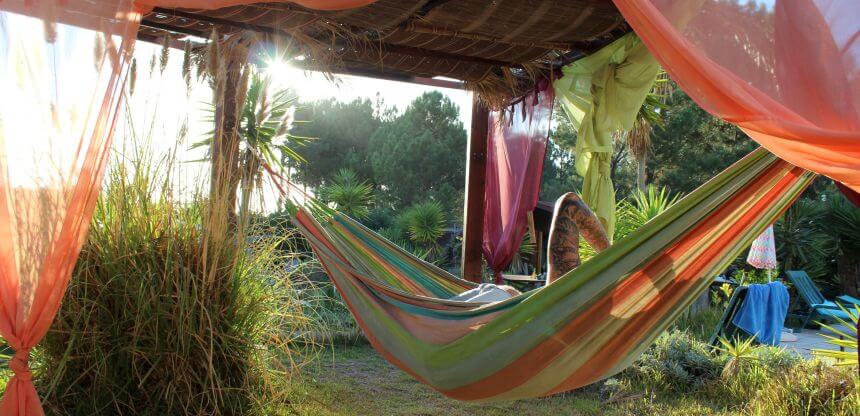 Das Algarve Surfcamp in Arrifana hat viele schöne Chill Out Bereiche und einen großen Garten_Mission To Surf Das Algarve Surfcamp in Arrifana hat viele schöne Chill Out Bereiche und einen großen Garten_Mission To Surf