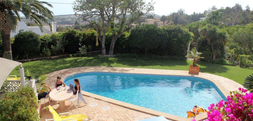 Der Garten und der Pool vom Portugal Surfcamp The Surf Experience in der Algarve Der Garten und der Pool vom Portugal Surfcamp The Surf Experience in der Algarve