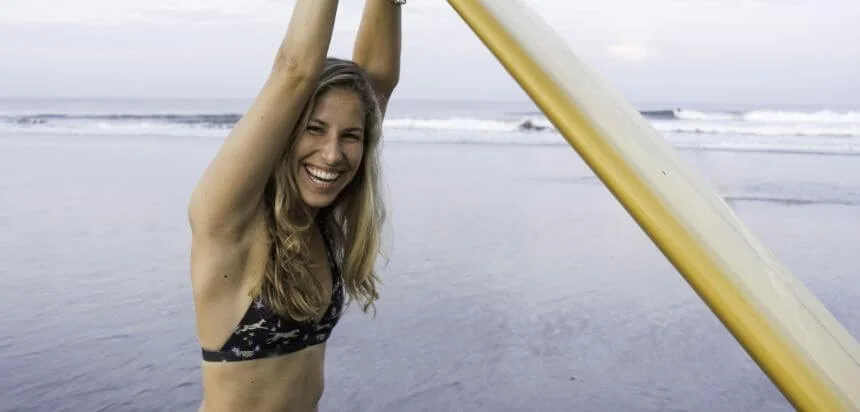 Gründerin Marie vom Surf Bikini Label Zealous Clothing mit einem Modell der Sommer Kollektion 2018 Gründerin Marie vom Surf Bikini Label Zealous Clothing mit einem Modell der Sommer Kollektion 2018