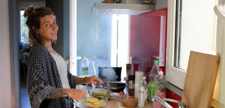 Köchin Maria sorgt im Longwave Surfcamp Frankreich für gutes Essen Köchin Maria sorgt im Longwave Surfcamp Frankreich für gutes Essen