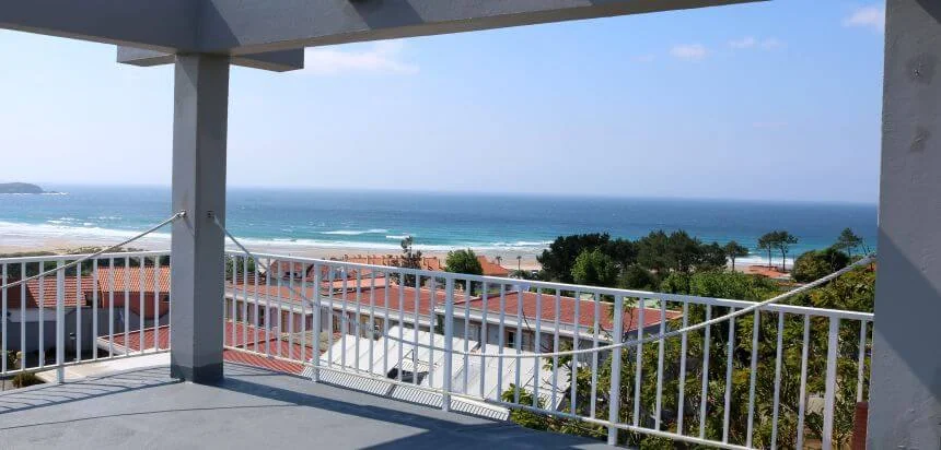 Aussicht von der Dachterrasse im Camino Surf in Valdovino_Galizien Aussicht von der Dachterrasse im Camino Surf in Valdovino_Galizien