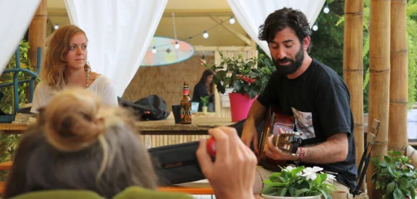 Barkeeper und Musiker Jordi bei einer seiner spontanen Jam Sessions im Dreamsea Pavillon Spanien Barkeeper und Musiker Jordi bei einer seiner spontanen Jam Sessions im Dreamsea Pavillon Spanien