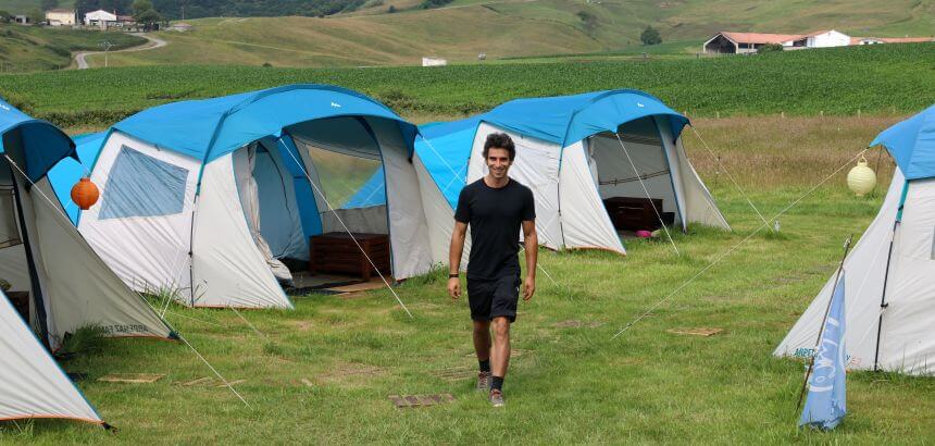 Campbetreiber Leo zeigt mir den Campingbereich