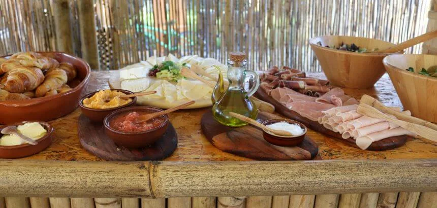 Das Frühstücksbuffet im Dreasmsea Surfcamp Spanien ist eine echte Augenweide Das Frühstücksbuffet im Dreasmsea Surfcamp Spanien ist eine echte Augenweide