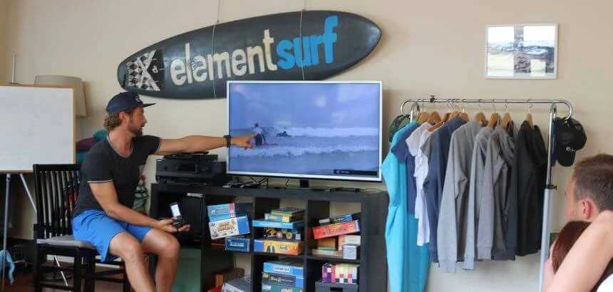 Die Video Analyse ist ein wichtiger Bestandteil im Surfkurs bei elementsurf Die Video Analyse ist ein wichtiger Bestandteil im Surfkurs bei elementsurf
