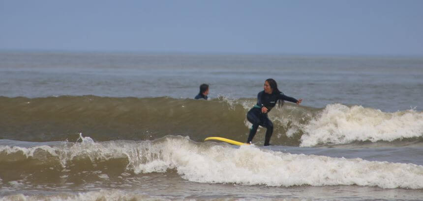 Dreamsea Surfkurs-Teilnehmerin bei einer Free Surf Session am Playa de Oyambre Dreamsea Surfkurs-Teilnehmerin bei einer Free Surf Session am Playa de Oyambre