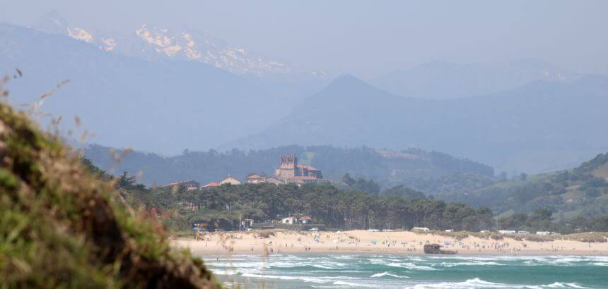 San Visente de la Barquera und der Playa de Meron mit den schneebedeckten Bergen im Hintergrund