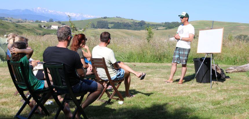 Surfcoach Holger bei der Surf-Theorie Einheit im Campgarten_Spanien Surfcamp