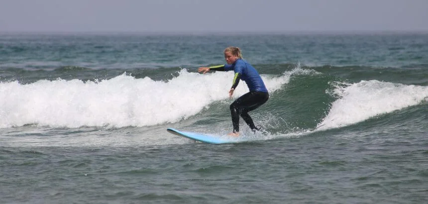 Surfschülerin Silvana schnappt sich eine grüne Welle im Fortgeschrittenenkurs Surfschülerin Silvana schnappt sich eine grüne Welle im Fortgeschrittenenkurs