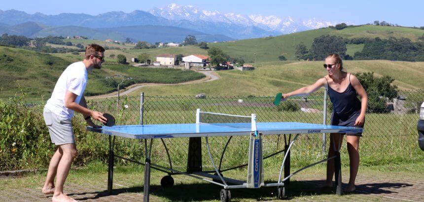 Tischtennis im Garten vom elementsurf Surfcamp Spanien