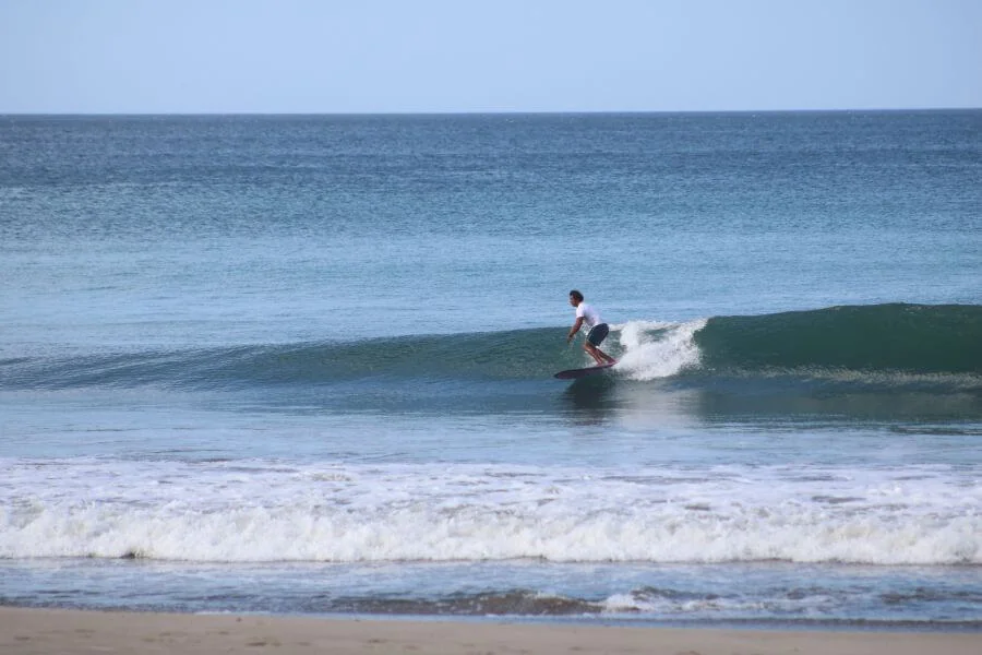 Longboarder am Playa Amarillo bei Playa Gigante