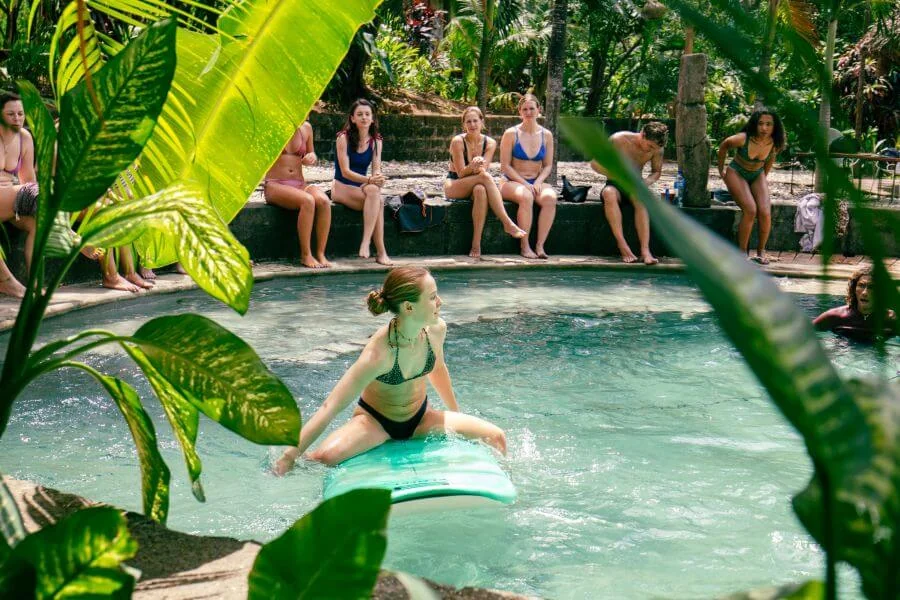 Paddeltraining im Pool vom Dreamsea Surfcamp Nicaragua in der Nähe von San Juan del Sur