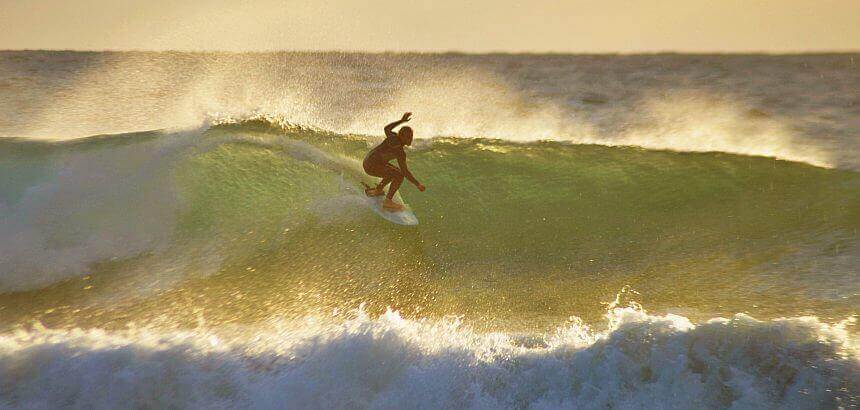 In Andalusien surfen_Surfer am Beachbreak von El Palmar