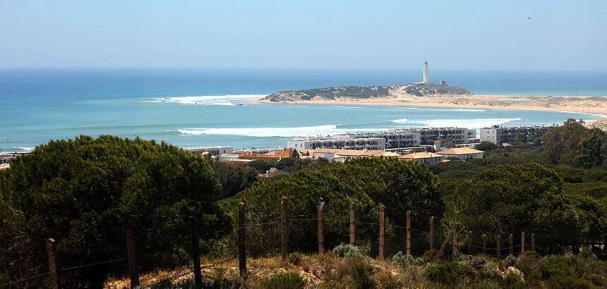 In Andalusien surfen_sanfte Riffwelle in Caños de Meca