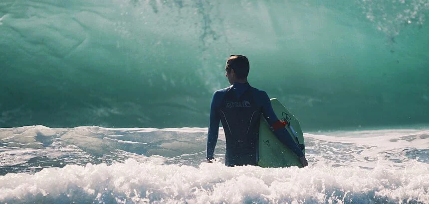 Bodyboarder im Neoprenanzug