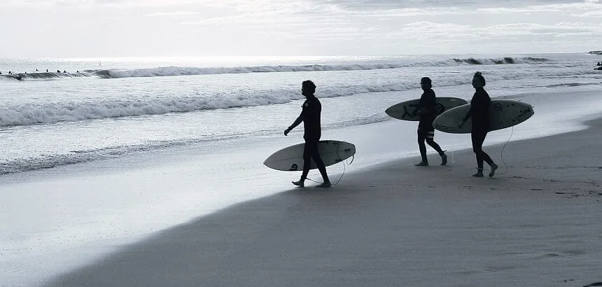 Surfer im Neoprenanzug-1