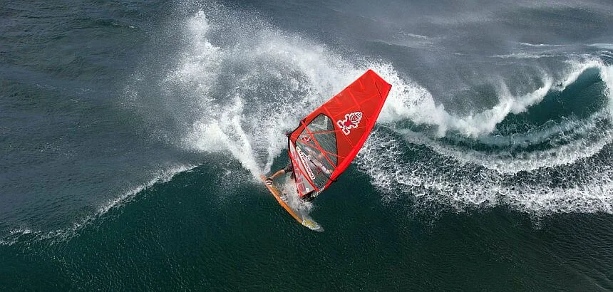 Windsurfer im Neoprenanzug