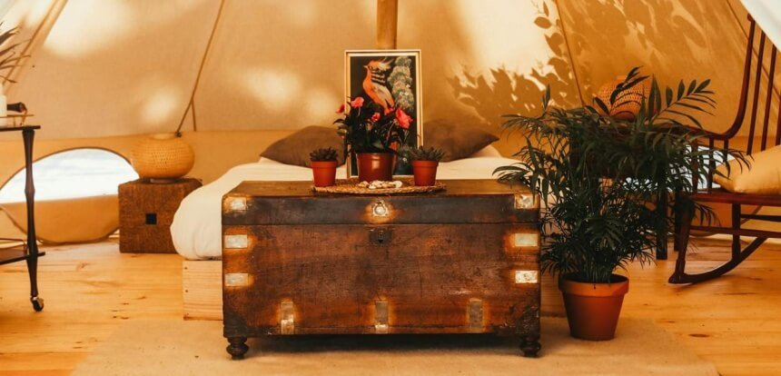 aufwendig eingerichtetes glamping zelt im dreamsea surfcamp portugal