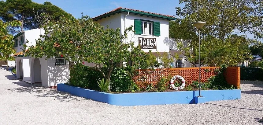 Das stilvolle Gästehaus vom Janga Surfcamp in Portugal