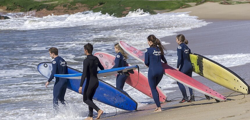 Der Surfkurs im Janga Wonderland ist beliebt und anspruchsvoll