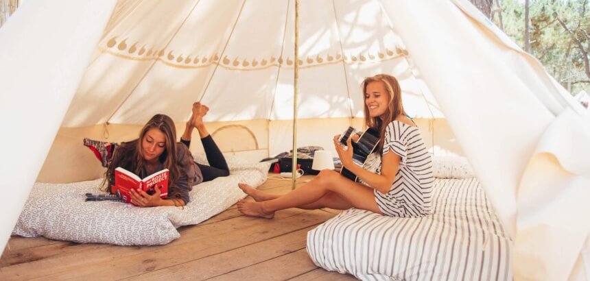 gemuetlicher camp alltag im dreamsea surfcamp portugal