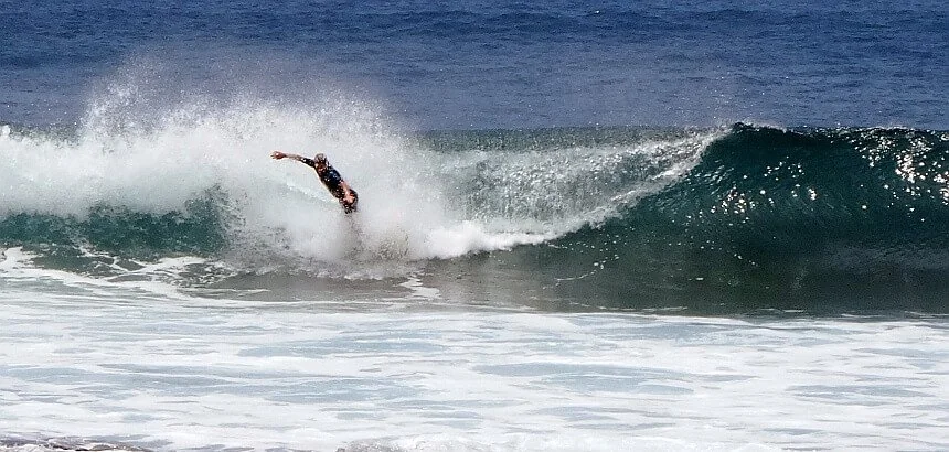 Mit einem kleinen Surfboard zu spät in der Welle