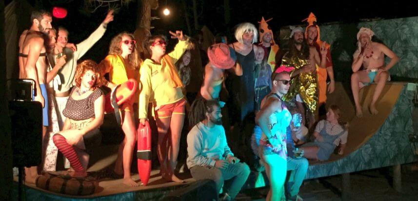 Party, surf und happy people im Dreamsea Surfcamp Portugal