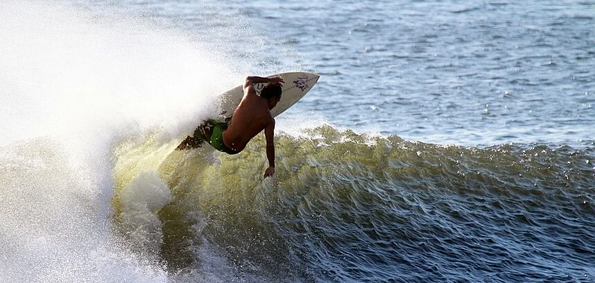 Radikales Manöver mit kleinem Surfbrett
