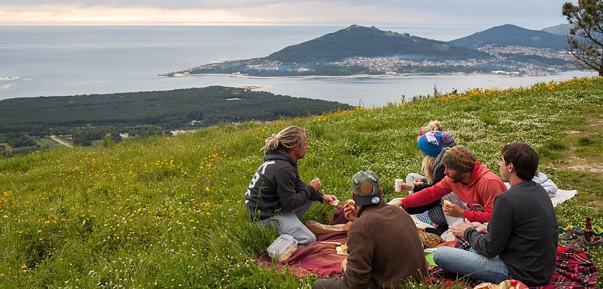 Das Team von All You Can Surf genießt die Aussicht auf Moledo