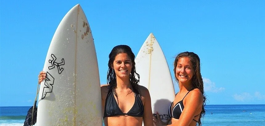 Surferin mit Shortboard