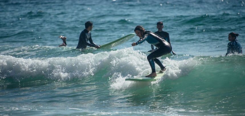 surfkurs und erste gruene welle bei dreamsea surfcamp portugal