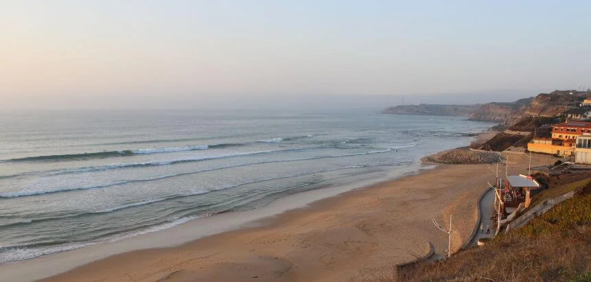 Surfspot Praia da Areia Branca in der Nähe von Peniche_Surfen in Portugal