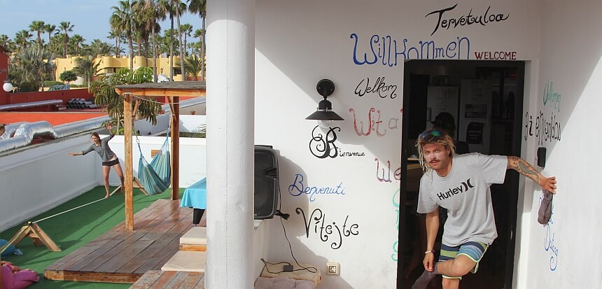 Balance Training auf der Slackline und geselliges Campleben bei Planet Surfcamps in Fuerteventura