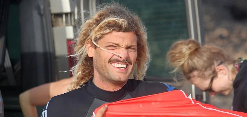Surfcoach Marco bei der Arbeit am Surfspot
